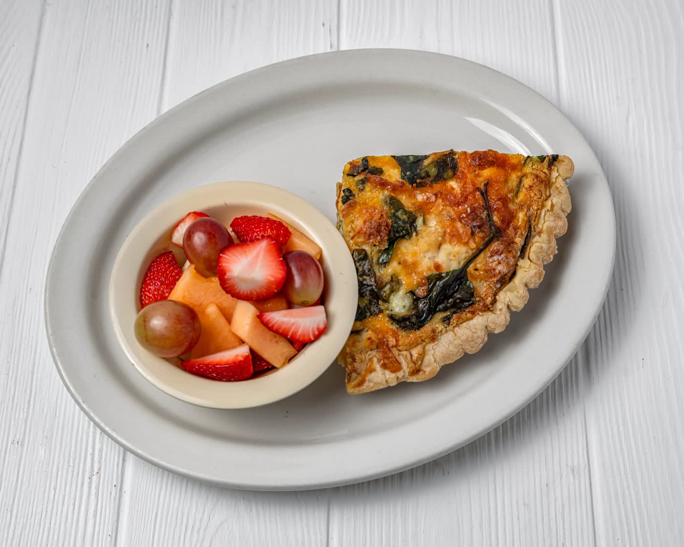 Spinach quiche with fresh fruit